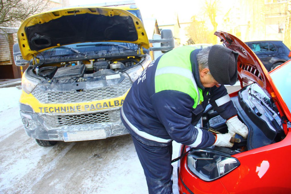 Technines pagalbos specialistas uzveda automobili salta ziema